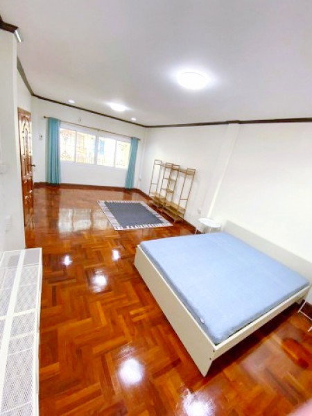 รูป โชคชัย4-ลาดพร้าว ซ.30-32 ให้เช่าทาวน์โฮม2ชั้น3นอน2น้ำ ใกล้โรงพยาบาลเปาโล โชคชัย 4 ภายใน 500 ม. ที่จอดรถในบ้าน หน้าบ้านจอดได้อีก 1 คัน 4 แอร์ - รูปที่ 4/8