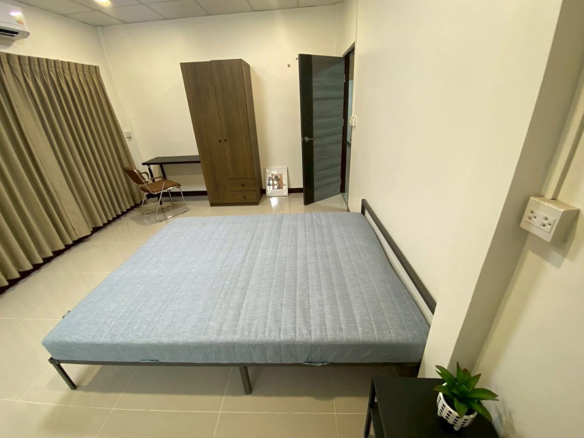 รูป 🏡 ให้เช่า บ้านเดี่ยวรีโนเวทใหม่ ย่านโชคชัย 4 – ลาดพร้าว 3 ห้องนอน 2 ห้องน้ำ พร้อมเข้าอยู่ | จอดรถได้ 2–3 คัน พื้นที่ใช้สอยกว้าง - รูปที่ 4/13