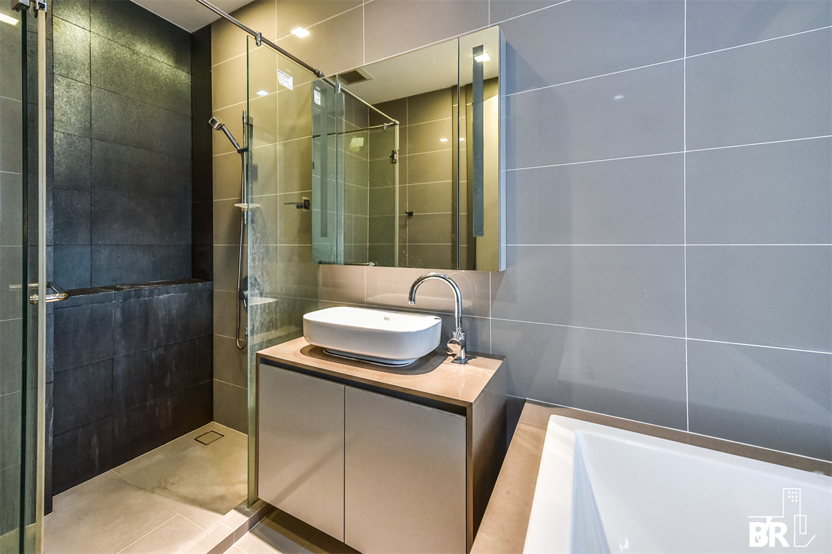 picture Special Unit, Great Value M Silom near BTS Chong Nonsi - 7/10