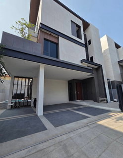 รูปภาพ ให้เช่าบ้านเดี่ยวสไตล์ Private Pool Villa 3 ชั้น ระดับ Super Luxury