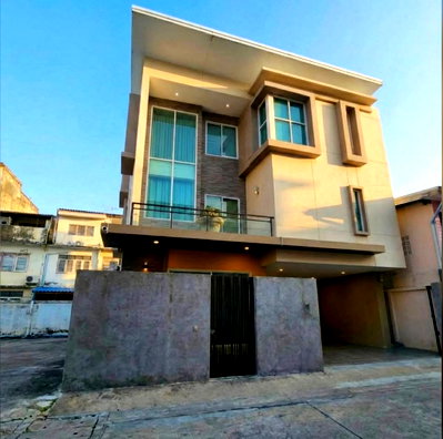 Houses for rent Bangkok : 3-Storey Detached House / Home Office for Rent | Near MRT Khu Bon | Only 500 m from the MRT Spacious 360 Sq.m. Residence with EV Charger