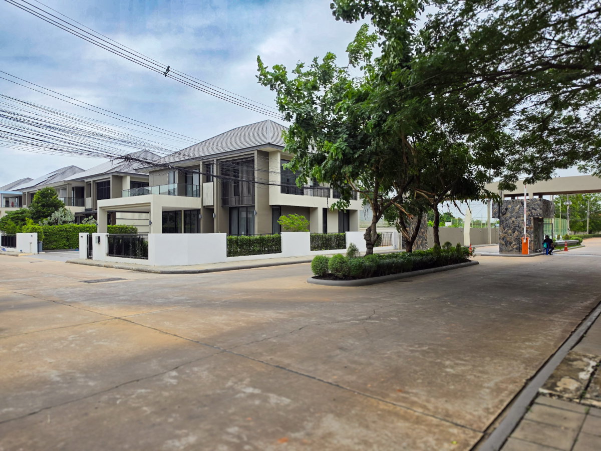 รูป ​S2050 ขายบ้านเดี่ยวหรูใหม่ หลังมุมติดสวน แปลงดีที่สุดในโครงการ! ​Chatpetch Garden Ville Luxury 4 (ติดถนนเหล่านาดี) - รูปที่ 4/9