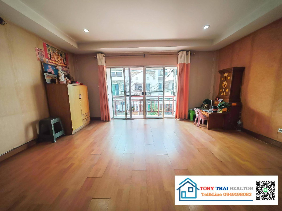 picture Urgent Sale! 3-Storey Townhome – Great Location - 5/11