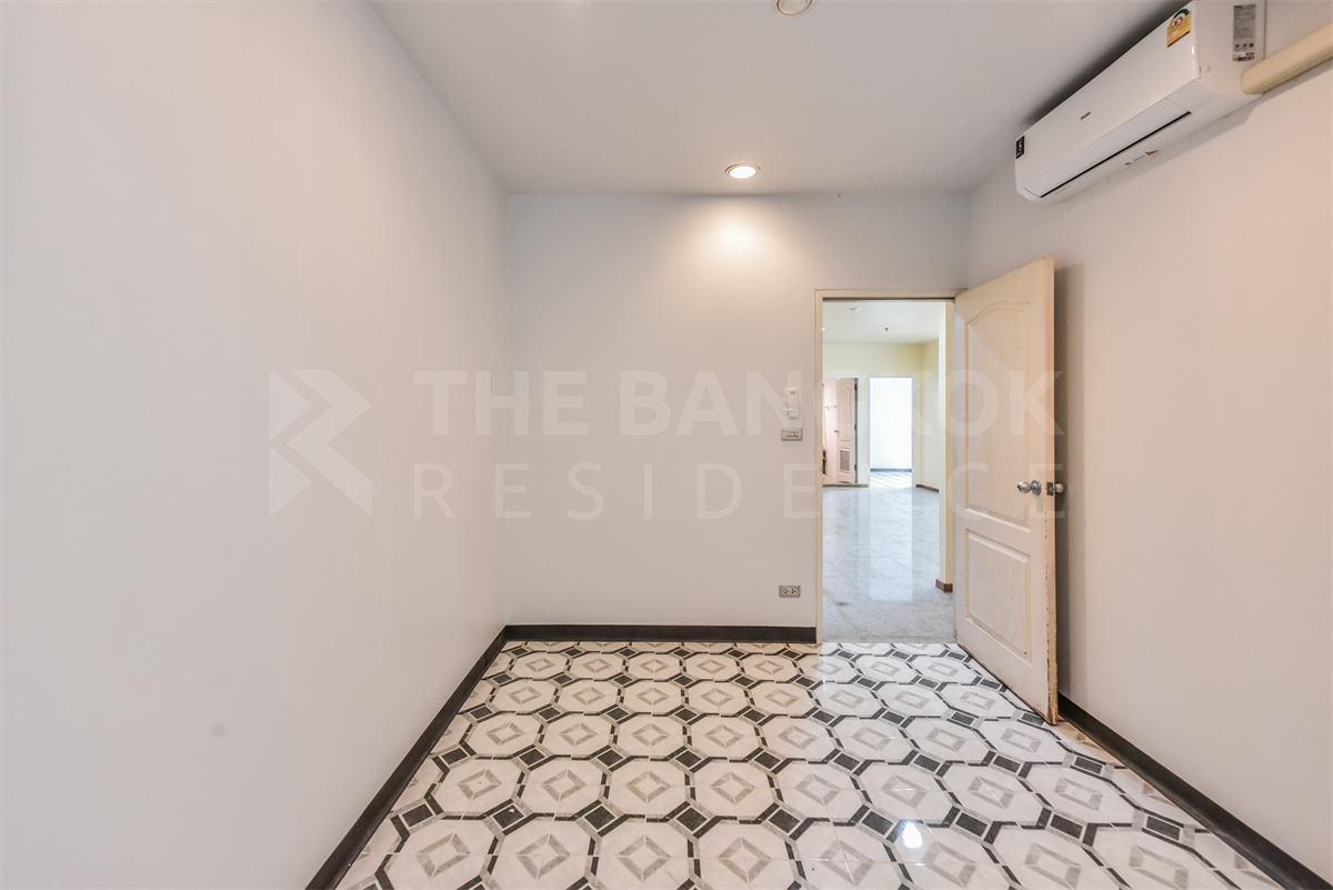 picture Sathorn House Unit Priced Below Market near BTS Surasak - 3/10