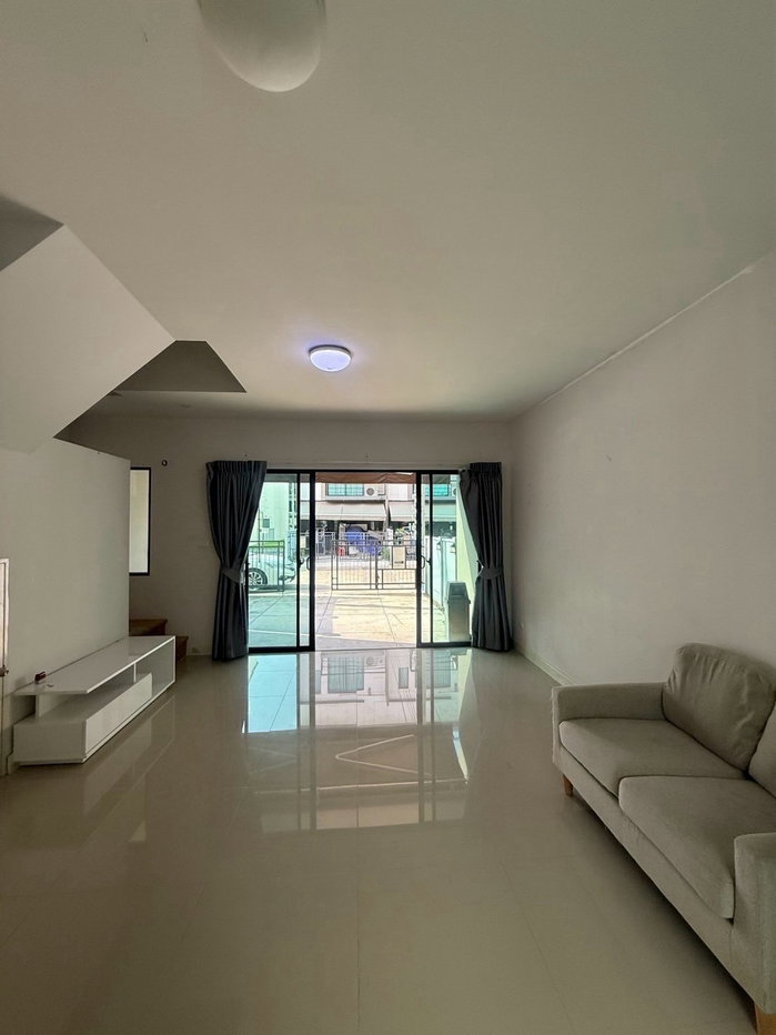 รูป 🏡 ให้เช่าทาวน์โฮม 3 ชั้น 📍 หมู่บ้านกลางเมือง รามอินทรา 3 ห้องนอน 3 ห้องน้ำ บ้านสวย พร้อมเข้าอยู่ ทำเลดี เดินทางสะดวก #รับสัตว์เลี้ยงขนาดเล็ก🐱🐶 - รูปที่ 2/18