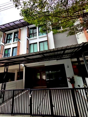 Townhouses for rent Bangkok : Town home Areeya Mandarina Sukumvit77  🚇 Station : BTS On Nut (4.5km)