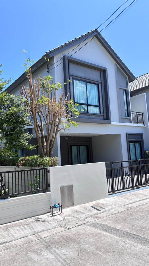 picture Spacious Fully Furnished Townhouse / Investment Property / Ideal Long-Term Living - 2/4