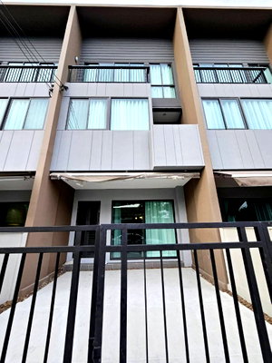 Townhouses for rent Saphan Sung : Baan Klang Muang Rama 9 – Krungthep Kreetha | THB 38,000/Month | Brand-New Townhome • Fully Furnished • Near International Schools