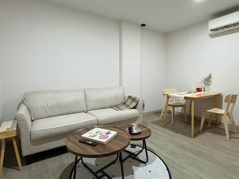 Condo for RENT : The Shade Sathorn 𝐒𝐢𝐳𝐞 :  40 sqm. 1 Bedroom /1 Bathroom/Closed Kitchen/ทิศเหนือ /วิวสระว่ายน้ำ  𝐅𝐥𝐨𝐨𝐫 : 7th  Building : B
