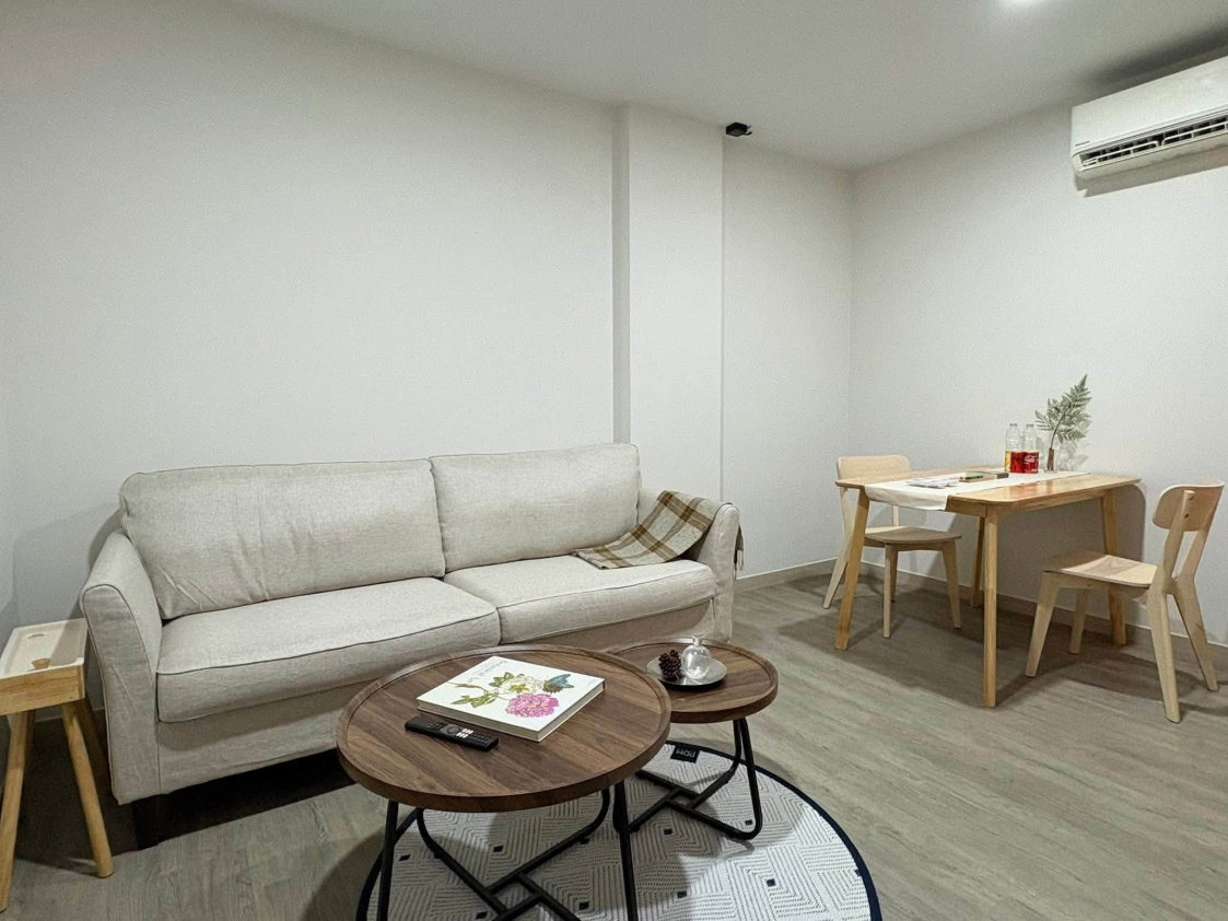 รูป Condo for RENT : The Shade Sathorn 𝐒𝐢𝐳𝐞 :  40 sqm. 1 Bedroom /1 Bathroom/Closed Kitchen/ทิศเหนือ /วิวสระว่ายน้ำ  𝐅𝐥𝐨𝐨𝐫 : 7th  Building : B - รูปที่ 1/8