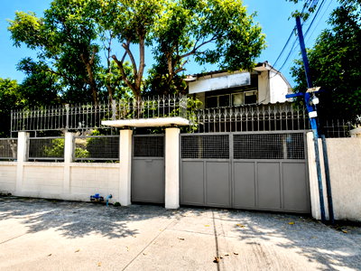 Houses for sale Big C Super Center Ekkamai : Prime Residential Land for Sale with Existing House | Sukhumvit 71 (Pridi Banomyong 26) | 103 Sq.wah | Ideal for a Luxury Home Rare Land 