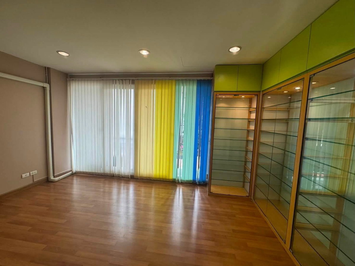 รูป 🏡 ให้เช่า ทาวน์โฮม 3 ชั้น หลังมุม บ้านกลางเมือง เออร์บาเนี่ยน พระราม 9 – ลาดพร้าว 3 ห้องนอน 3 ห้องน้ำ บ้านหลังมุม บรรยากาศโปร่ง โล่ง เป็นส่วนตัว - รูปที่ 12/16
