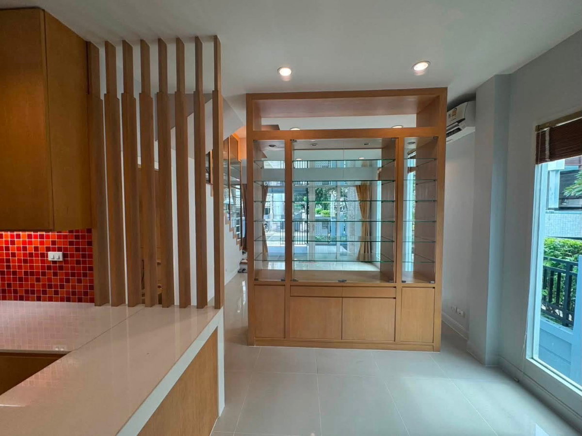 รูป 🏡 ให้เช่า ทาวน์โฮม 3 ชั้น หลังมุม บ้านกลางเมือง เออร์บาเนี่ยน พระราม 9 – ลาดพร้าว 3 ห้องนอน 3 ห้องน้ำ บ้านหลังมุม บรรยากาศโปร่ง โล่ง เป็นส่วนตัว - รูปที่ 5/16
