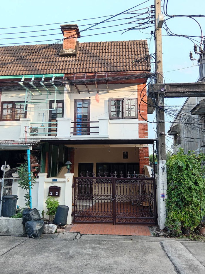 รูป บ้านทาวเฮ้าส์เปล่าให้เช่าพร้อมเข้าอยู่ ซอย ลาดพร้าว 80 แยก 14 เดือนละ 11,000 ติดต่อ คุณวี 0979693803 - รูปที่ 1/8