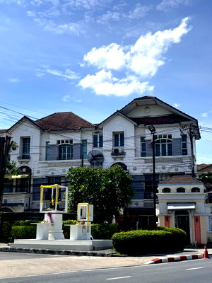Townhouses for sale : Baan Klang Muang Ladprao-Yothin Pattana. This house is located near the entrance of the village, making it easy to access.