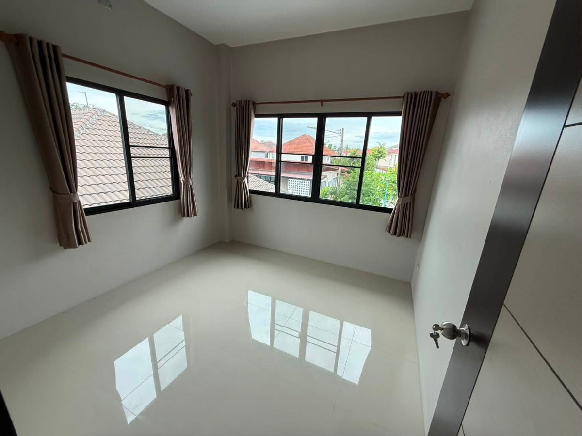 picture Modern 2-Storey Detached House for Sale in a Secure Residential Project - 9/16