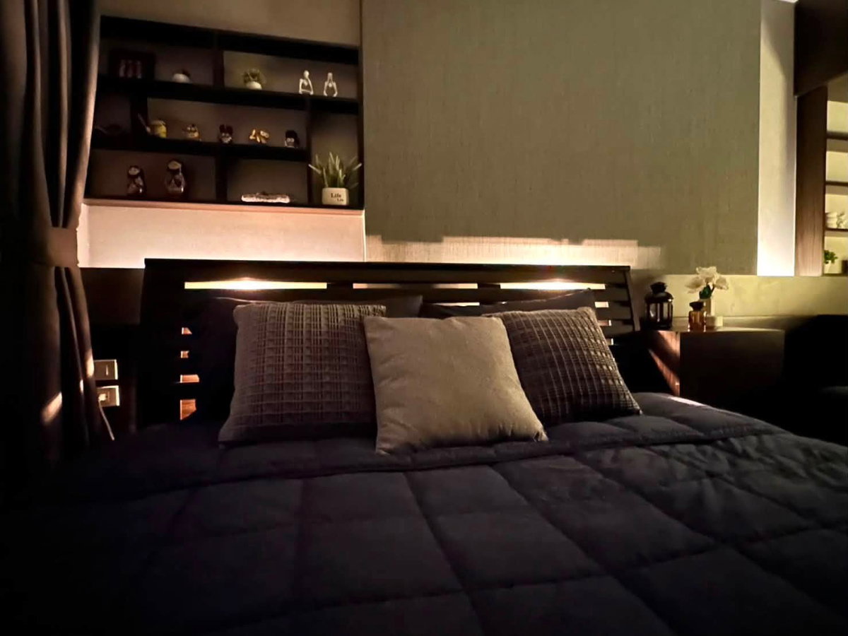 picture Condo for RENT : Rich Park @ Triple Station   𝐒𝐢𝐳𝐞 : 35 sqm. 1 Bed /1 Bath / Corner Room/City View/Facing South /Pool View  𝐅𝐥𝐨𝐨𝐫 : 24th  - 8/15