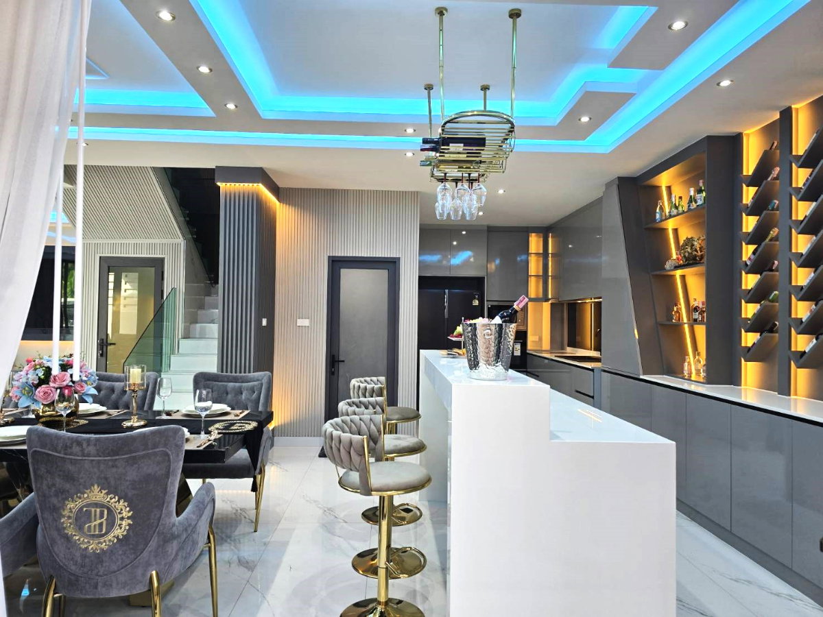 รูป ขายบ้านพร้อมสระว่ายน้ำ 2 ชั้น 3 ห้องนอน สไตล์โมเดิร์น พัทยา พร้อมเข้าอยู่ ใกล้โรงเรียนนานาชาติ Regents - รูปที่ 3/33