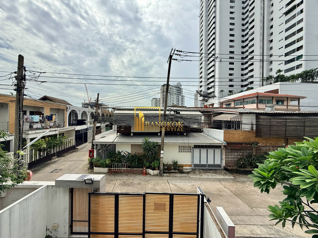 รูป Beautifully Renovated 3 Bed Townhouse For Rent in Ekkamai - BR8807TH - รูปที่ 24/40