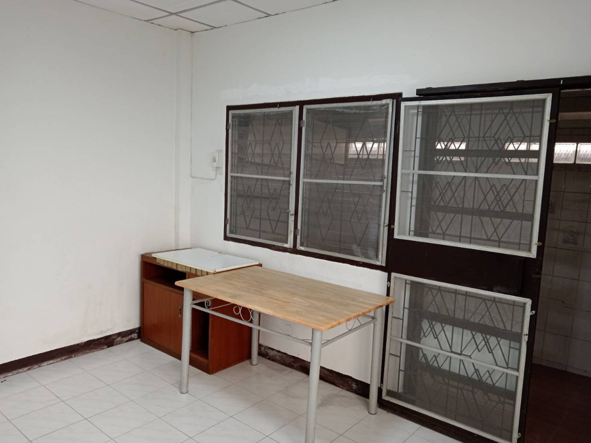 รูป บ้านทาวเฮ้าส์เปล่าให้เช่าพร้อมเข้าอยู่ ซอย ลาดพร้าว 80 แยก 14 เดือนละ 11,000 ติดต่อ คุณวี 0979693803 - รูปที่ 8/8