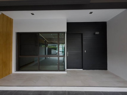 รูปภาพ RS7186 For Rent: The Landmark Ekkamai-Ramintra, a modernly designed 3-story luxury townhome