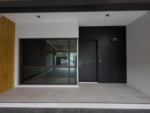 RS7186 For Rent: The Landmark Ekkamai-Ramintra, a modernly designed 3-story luxury townhome