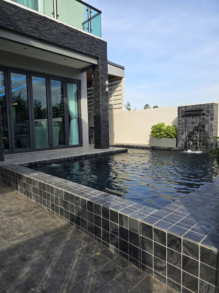 รูป ขายบ้านพร้อมสระว่ายน้ำ 2 ชั้น 3 ห้องนอน สไตล์โมเดิร์น พัทยา พร้อมเข้าอยู่ ใกล้โรงเรียนนานาชาติ Regents - รูปที่ 2/33