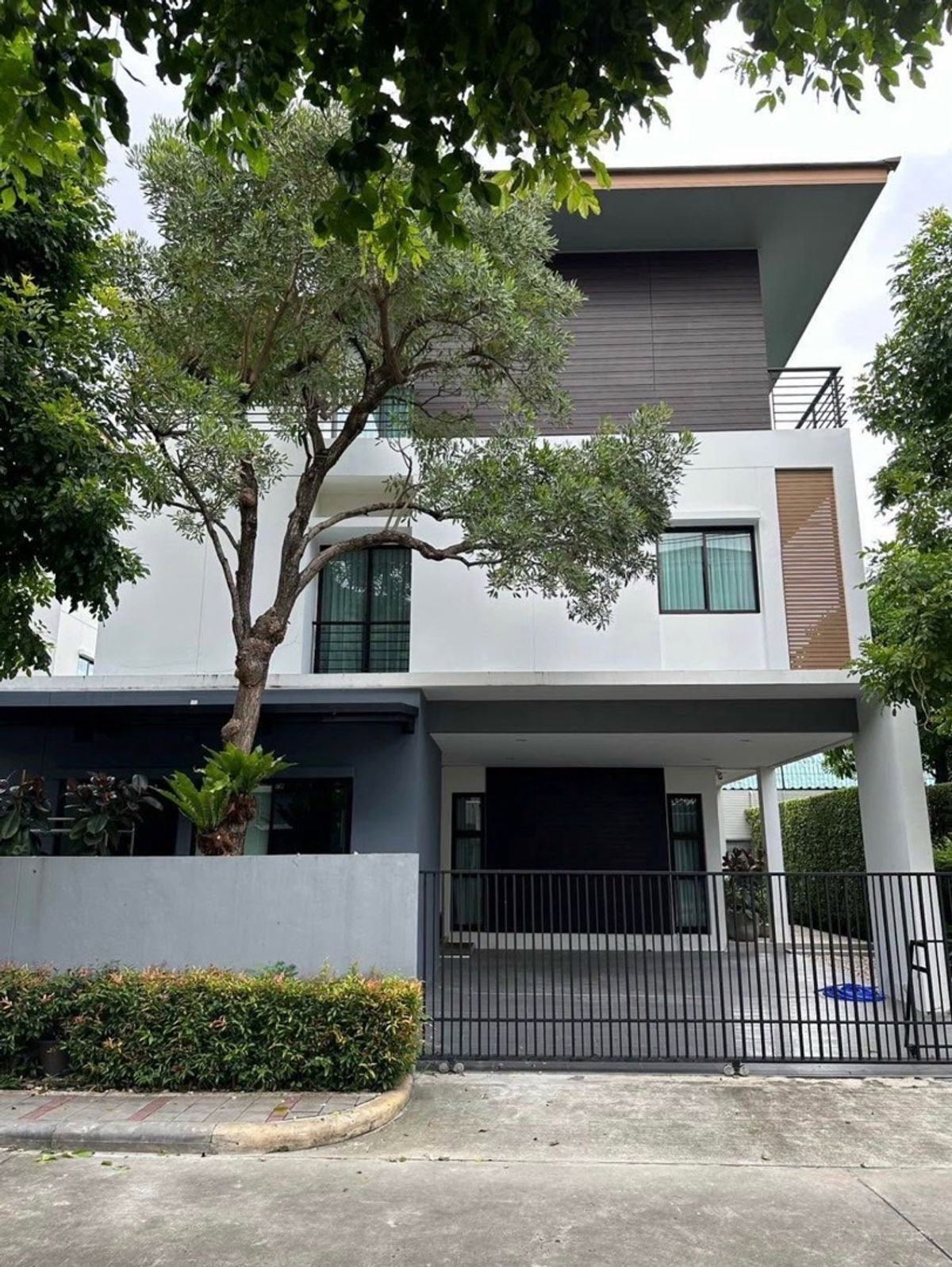 ให้เช่า บ้านเดี่ยว 3 ชั้น บ้านลุมพินี สวนหลวง ร.9 พร้อมอยู่ ใกล้สวนหลวง ร.9, Mega Bangna และสนามบินสุวรรณภูมิ