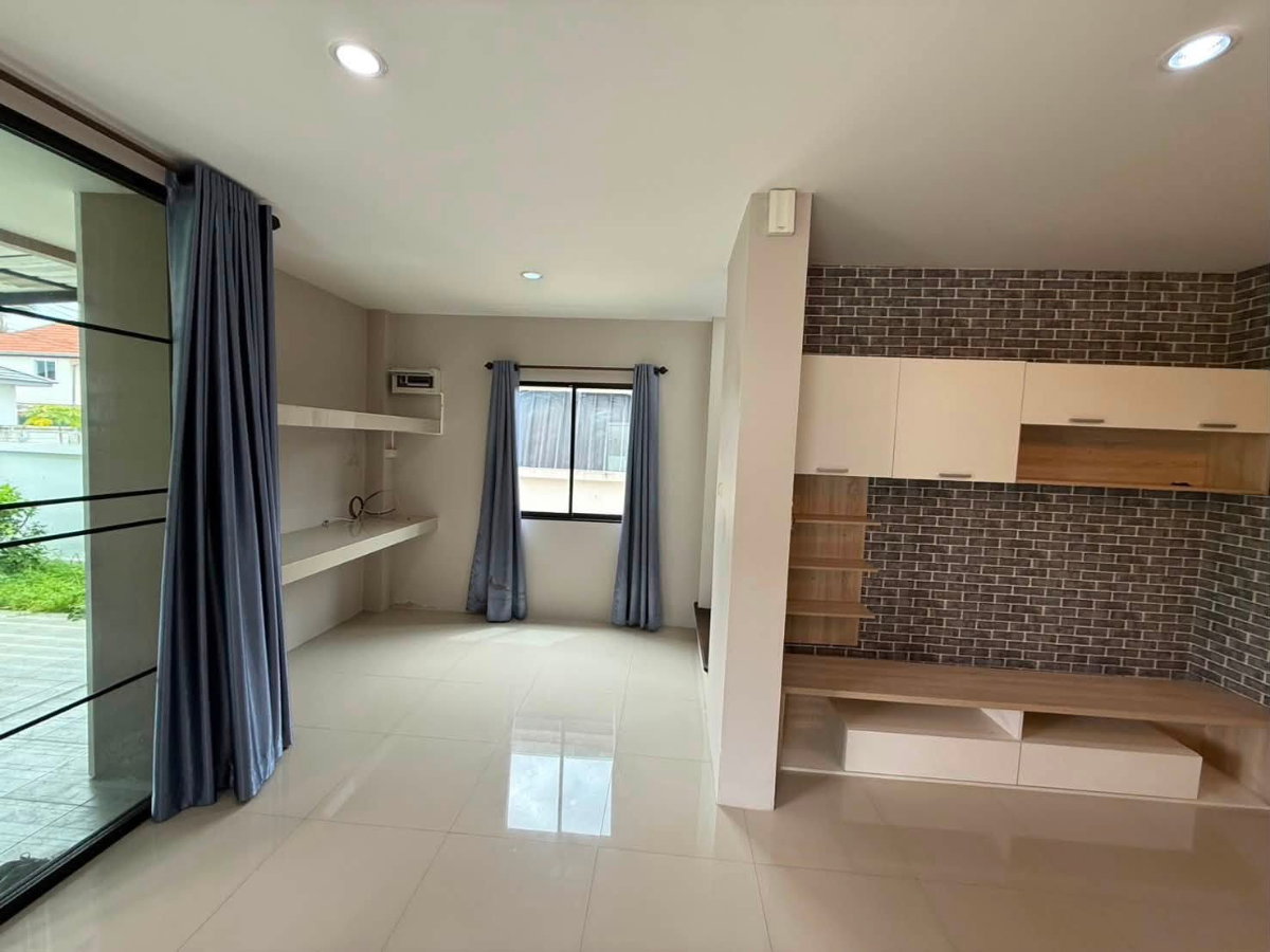 picture Modern 2-Storey Detached House for Sale in a Secure Residential Project - 4/16