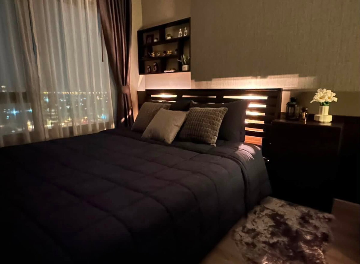 picture Condo for RENT : Rich Park @ Triple Station   𝐒𝐢𝐳𝐞 : 35 sqm. 1 Bed /1 Bath / Corner Room/City View/Facing South /Pool View  𝐅𝐥𝐨𝐨𝐫 : 24th  - 7/15