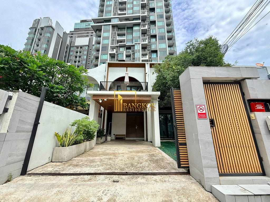 รูป Beautifully Renovated 3 Bed Townhouse For Rent in Ekkamai - BR8807TH - รูปที่ 2/40