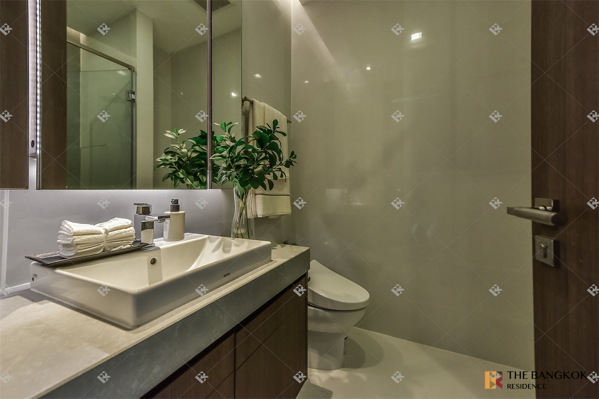 picture Q1 Sukhumvit Luxury Condo at Special Price near BTS Nana - 1/10