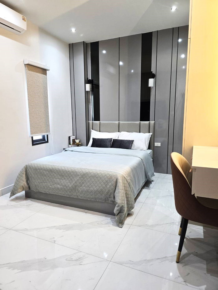 รูป ขายบ้านพร้อมสระว่ายน้ำ 2 ชั้น 3 ห้องนอน สไตล์โมเดิร์น พัทยา พร้อมเข้าอยู่ ใกล้โรงเรียนนานาชาติ Regents - รูปที่ 16/33