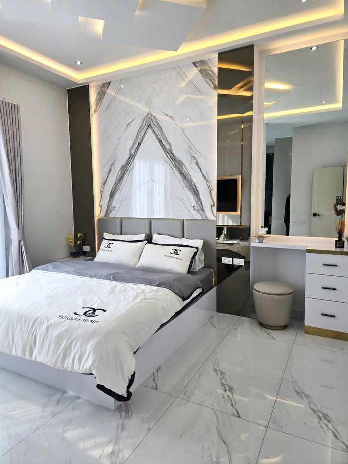 รูป ขายบ้านพร้อมสระว่ายน้ำ 2 ชั้น 3 ห้องนอน สไตล์โมเดิร์น พัทยา พร้อมเข้าอยู่ ใกล้โรงเรียนนานาชาติ Regents - รูปที่ 10/33