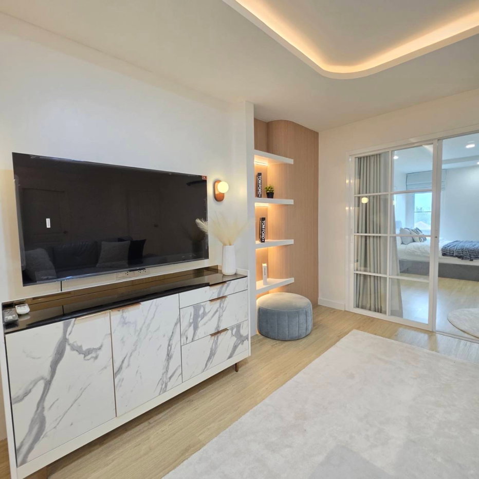 รูป R310 🏡 ขายด่วน  Happy Condo Ratchada 18  คอนโดใหญ่ ฟีลบ้านส่วนตัว ใจกลางรัชดา ราคาเพียง 3.79 ล้านบาท - รูปที่ 2/9