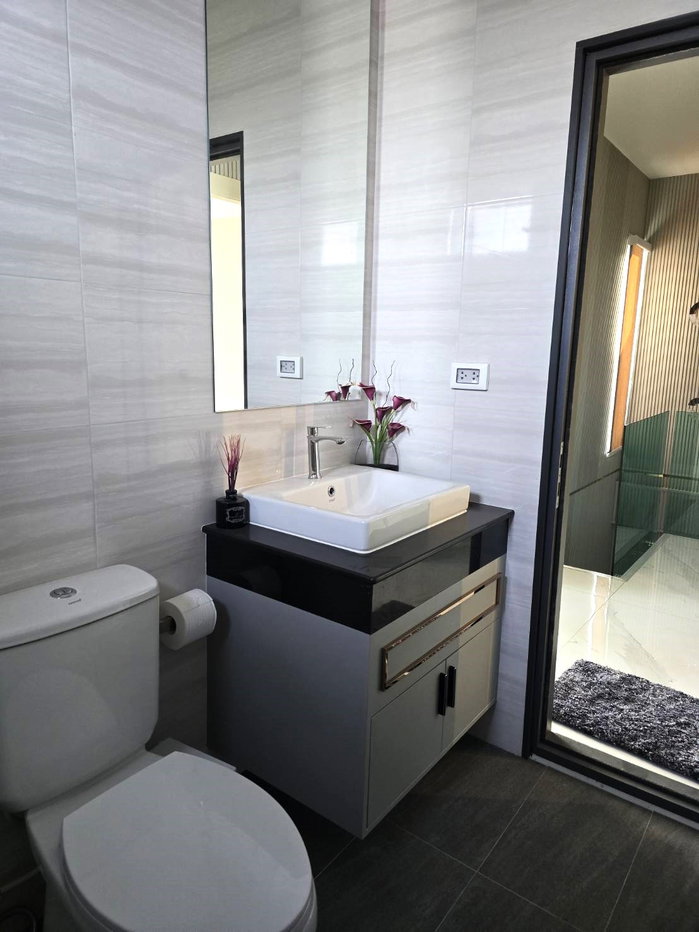 รูป ขายบ้านพร้อมสระว่ายน้ำ 2 ชั้น 3 ห้องนอน สไตล์โมเดิร์น พัทยา พร้อมเข้าอยู่ ใกล้โรงเรียนนานาชาติ Regents - รูปที่ 15/33