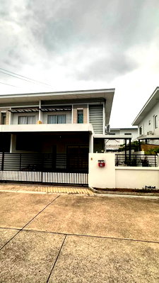 Townhouses for rent : Two-story townhome for rent at Life @ Bang Lamung. Excellent location near Laem Chabang Industrial Estate.