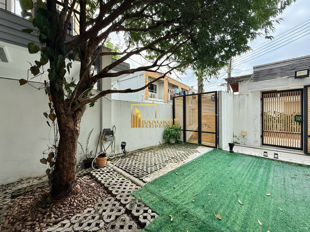 รูป Beautifully Renovated 3 Bed Townhouse For Rent in Ekkamai - BR8807TH - รูปที่ 4/40
