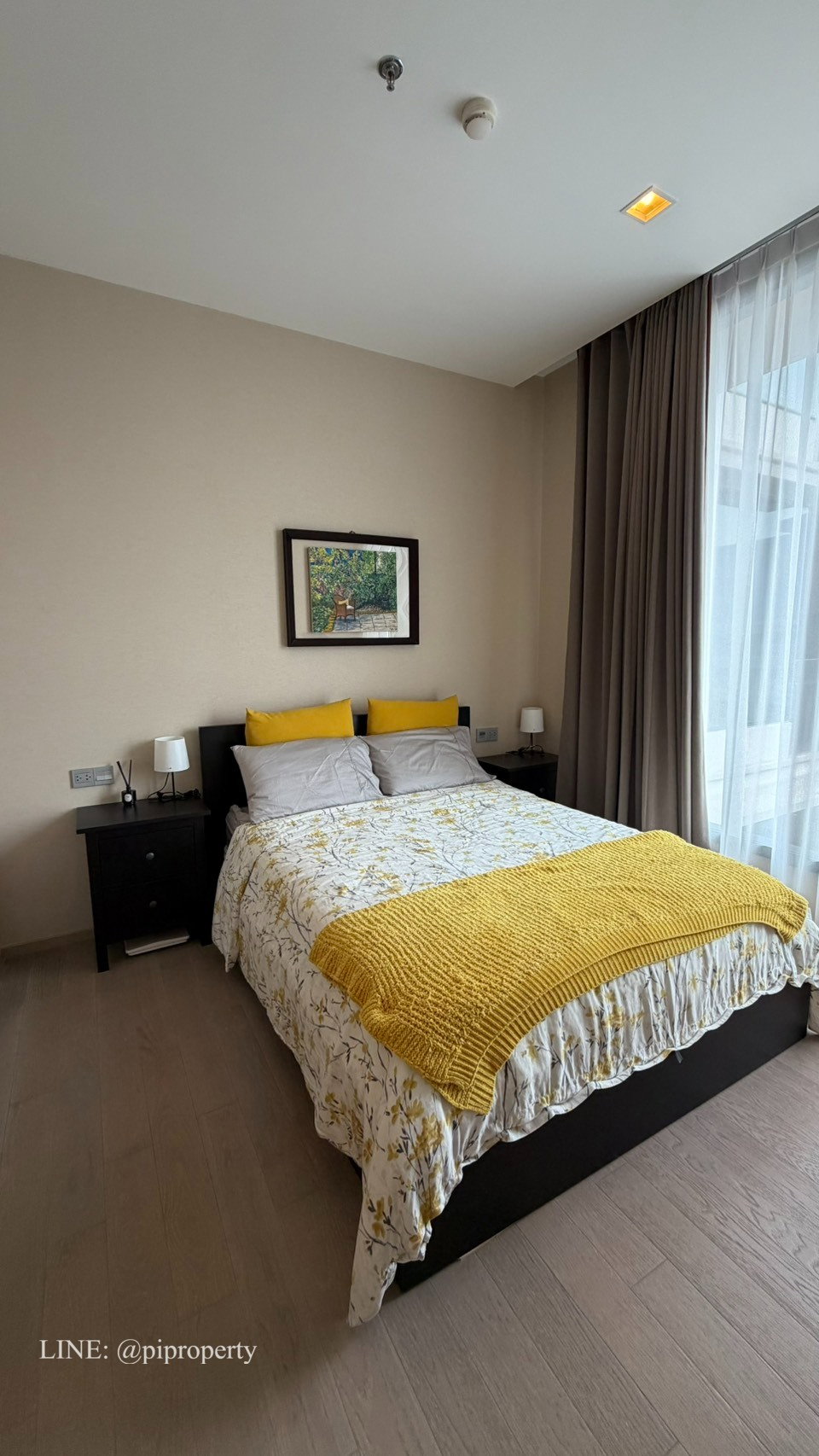 Fully furnished 1 Bedroom unit for rent in Esse Asoke. Ready to move in unit. Top location in Asoke with BTS and MRT systems.