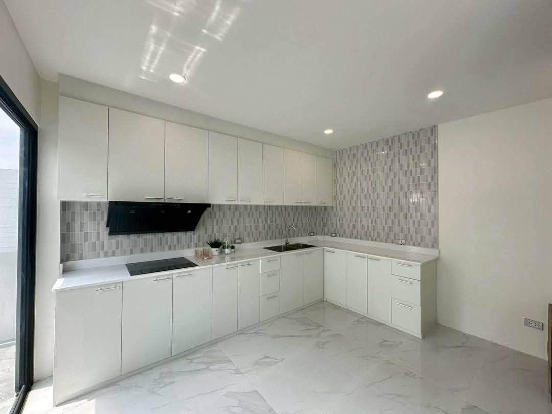 รูป R156 🏡✨ขายด่วน บ้านเดี่ยวหลังมุม สไตล์ Modern Craftsmanship นวมินทร์ 127 เดินทางง่ายทำเลดี ราคาเพียง 10 MB เท่านั้น - รูปที่ 6/26