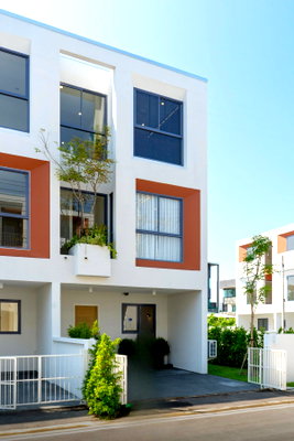 ทาวน์โฮม ถนนเชียงใหม่-หางดง : 🏘️✨ ขายทาวน์โฮม 3 ชั้น ดีไซน์โมเดิร์นหรู ในโครงการคุณภาพ  #CHD101842