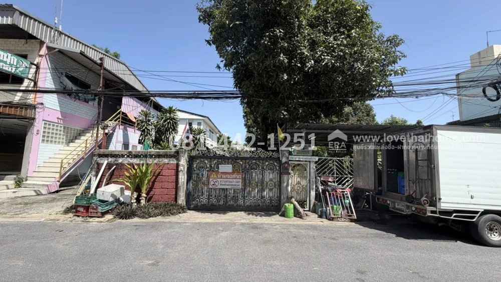 รูป ขายด่วน! ที่ดิน ย่านลาดพร้าว 107 แยก16 แปลงมุม แถมบ้าน 2 ชั้น พื้นที่ 192 ตรว. ราคาพิเศษเพียง 14.5 ล้านบาท ตรงข้าม ม.RBAC ใกล้รถไฟฟ้าสายสีเหลือง! - รูปที่ 3/6