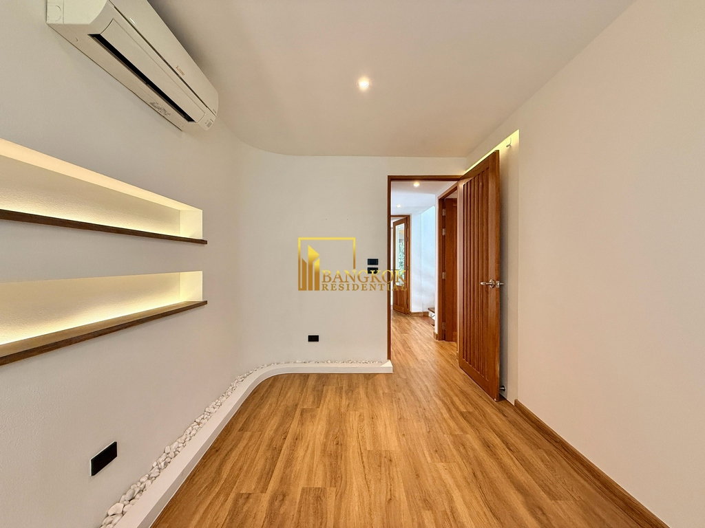 รูป Stunning 5 Bedroom Townhouse For Rent in Ekkamai Area - BR8804TH - รูปที่ 34/47