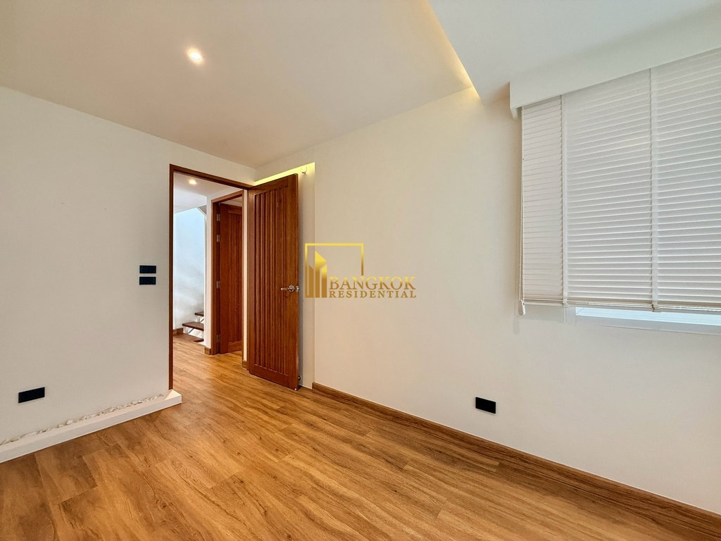 รูป Stunning 5 Bedroom Townhouse For Rent in Ekkamai Area - BR8804TH - รูปที่ 33/47