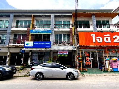 Shophouses for sale Eastern Seaboard Industrial Estate : Commercial building for sale, Charoensinthanee project, Bowin, Sriracha, Chonburi