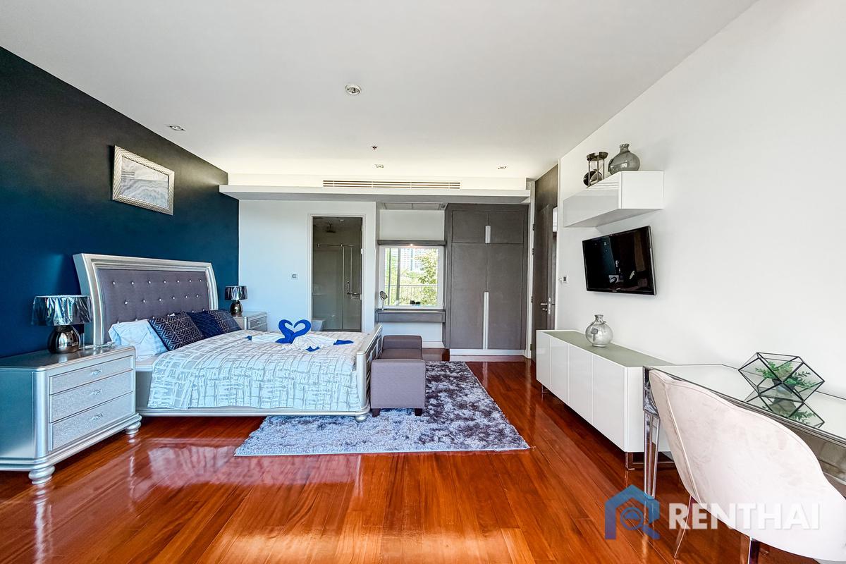 picture Beachfront Condo in Wongamat with Private Beach Access for Sale - 18/25
