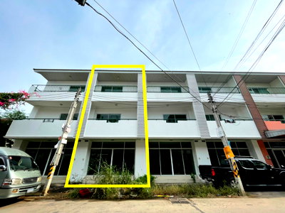 Shophouses for sale Wat Phra Yai : South Pattaya commercial buildings for sale, very good location.