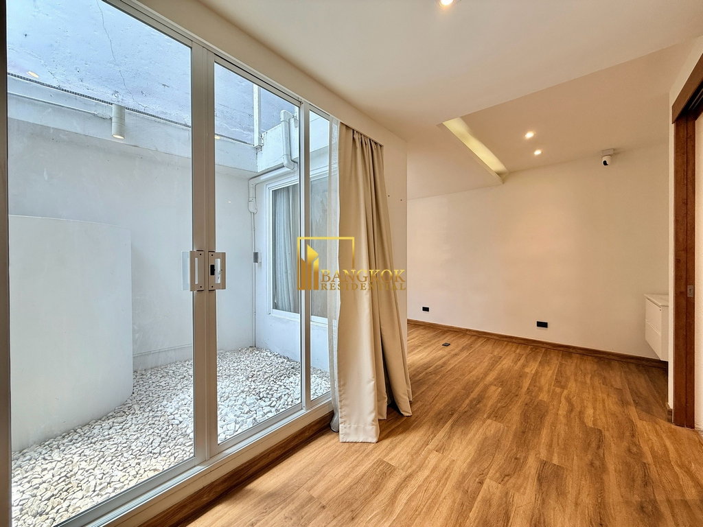 รูป Stunning 5 Bedroom Townhouse For Rent in Ekkamai Area - BR8804TH - รูปที่ 14/47