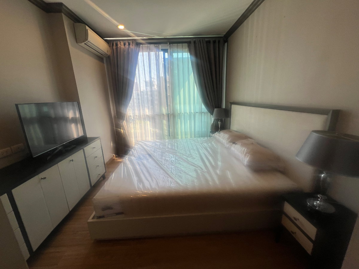 รูป Rare Find near Siam: Two Adjacent 1BR Units at The Reserve Kasemsan 3 (Option to Combine) – 7.6 MB Each - รูปที่ 9/20