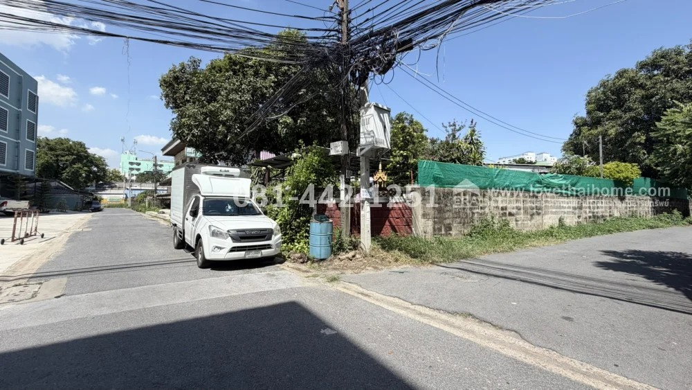 รูป ขายด่วน! ที่ดิน ย่านลาดพร้าว 107 แยก16 แปลงมุม แถมบ้าน 2 ชั้น พื้นที่ 192 ตรว. ราคาพิเศษเพียง 14.5 ล้านบาท ตรงข้าม ม.RBAC ใกล้รถไฟฟ้าสายสีเหลือง! - รูปที่ 2/6
